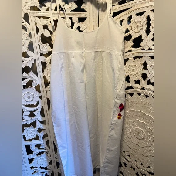 Beautiful embroidered El Salvador dress - Picture 3 of 8